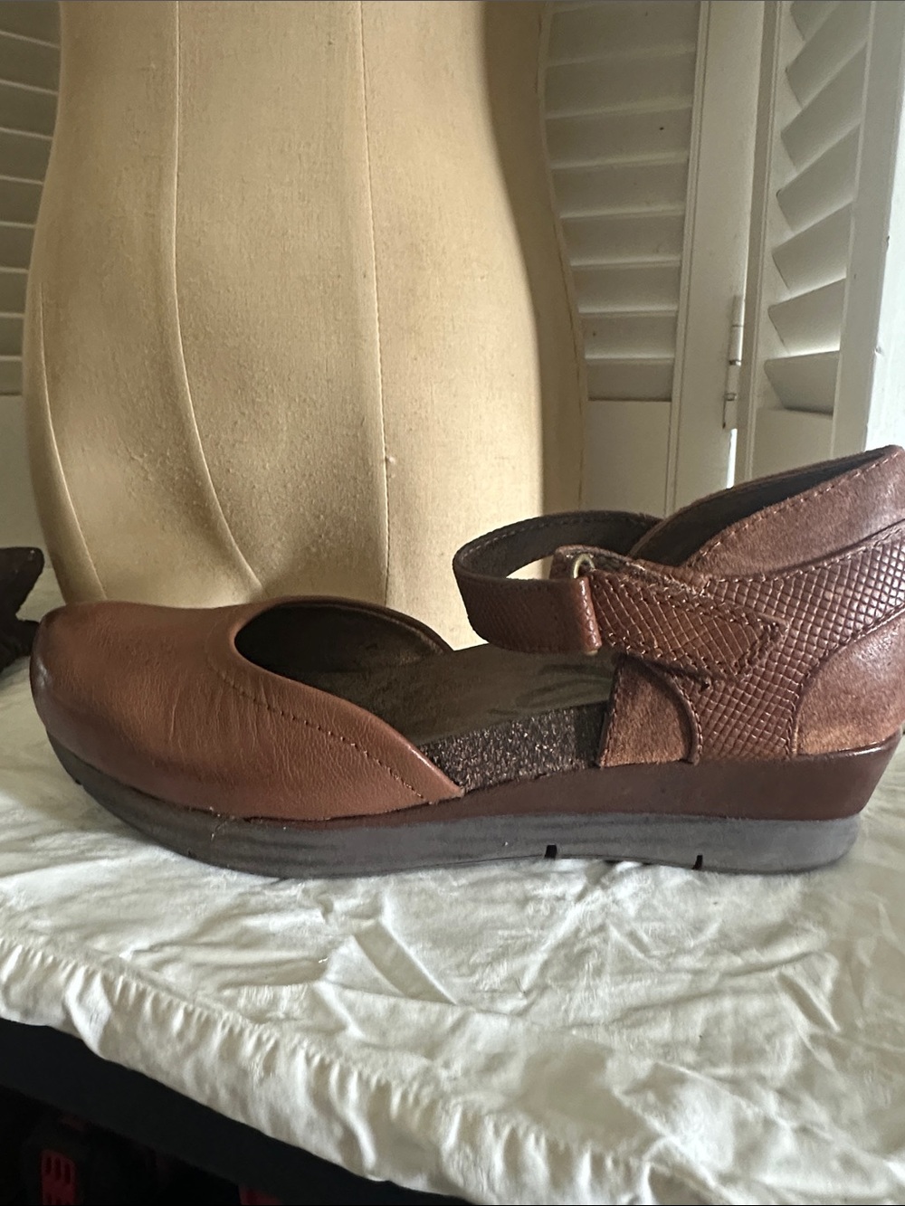 OTBT Women’s Brown Leather Mary Jane Heels with Ankle Strap - Picture 2 of 2